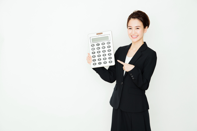 電卓と女性