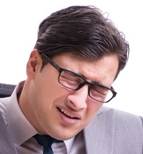 泣く男性