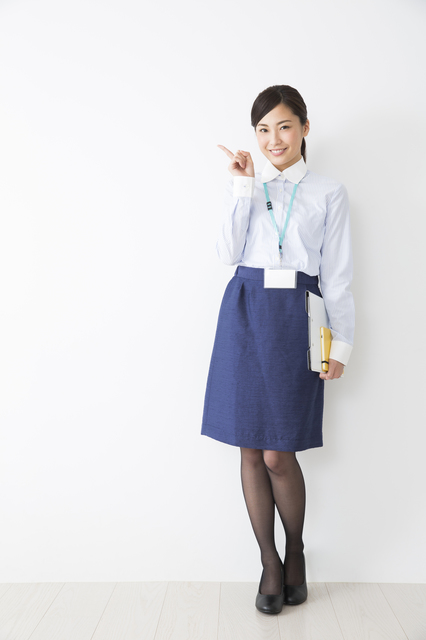 提案する女性