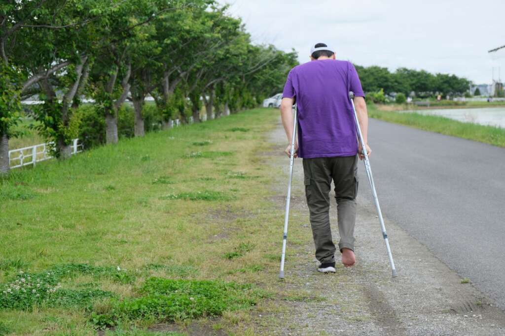 松葉杖をつく男性
