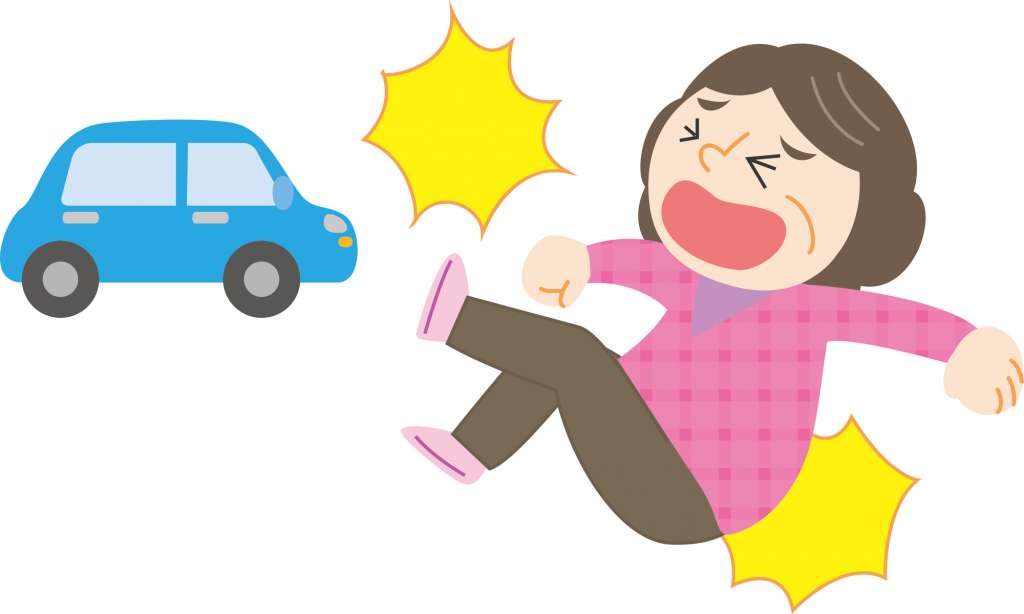 女性が交通事故に遭う