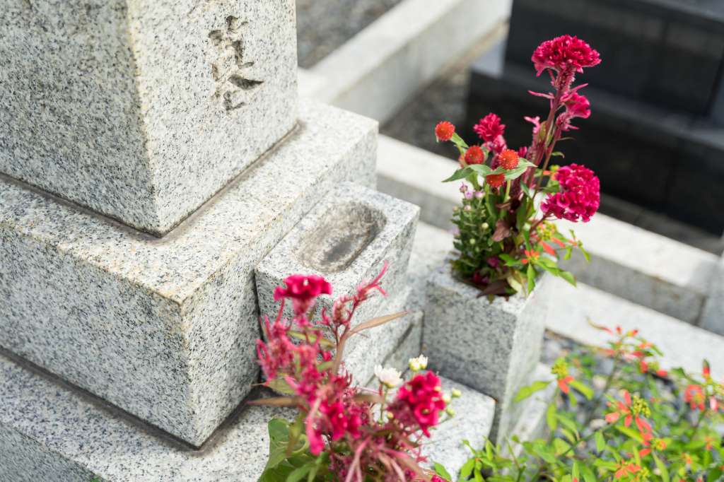 墓前の花