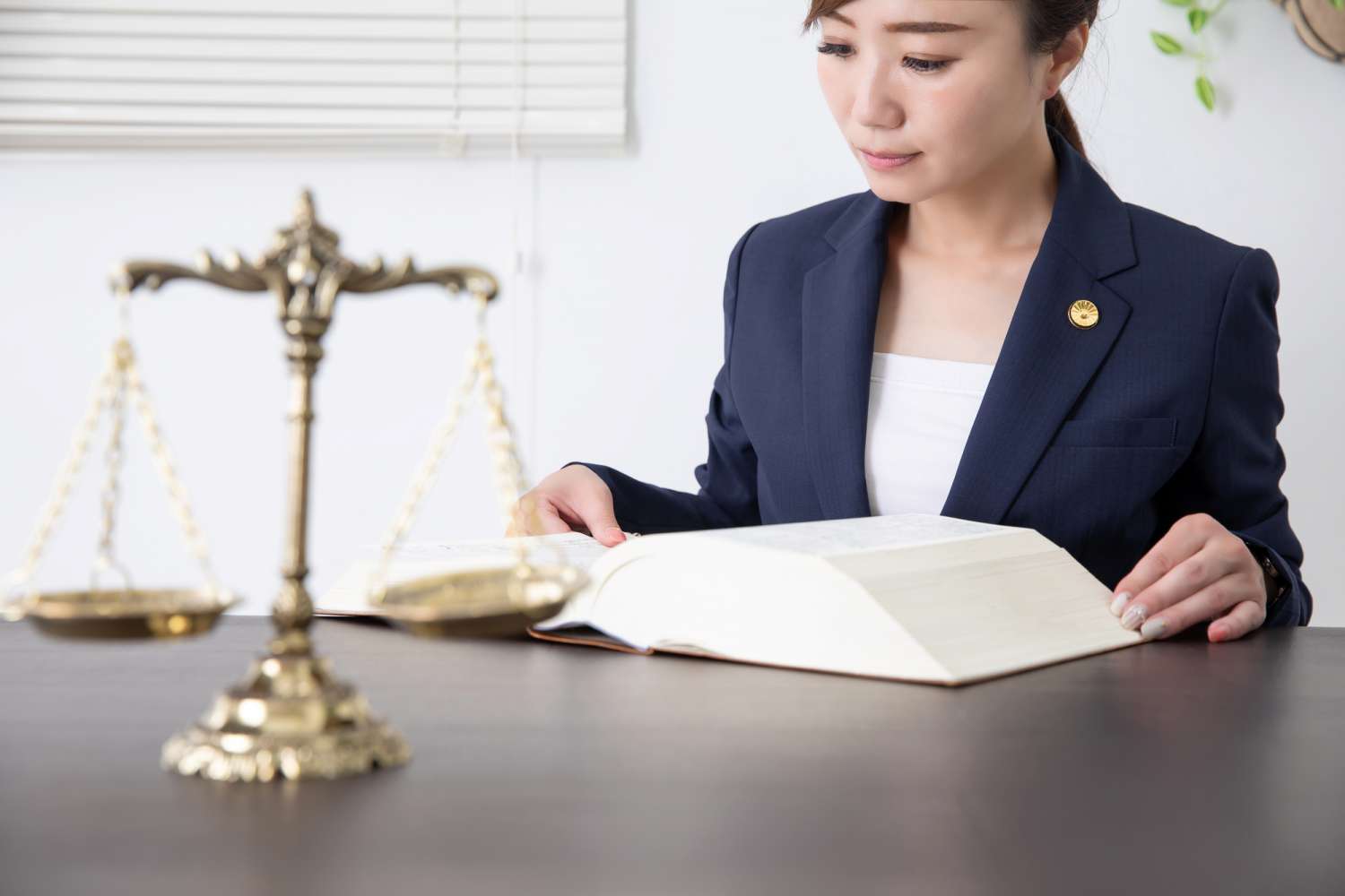 交通事故慰謝料 休業損害の弁護士基準 計算方法や増額方法を解説