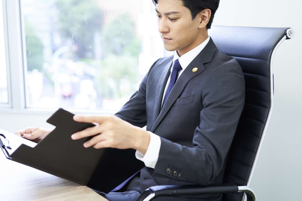 男性弁護士が計算