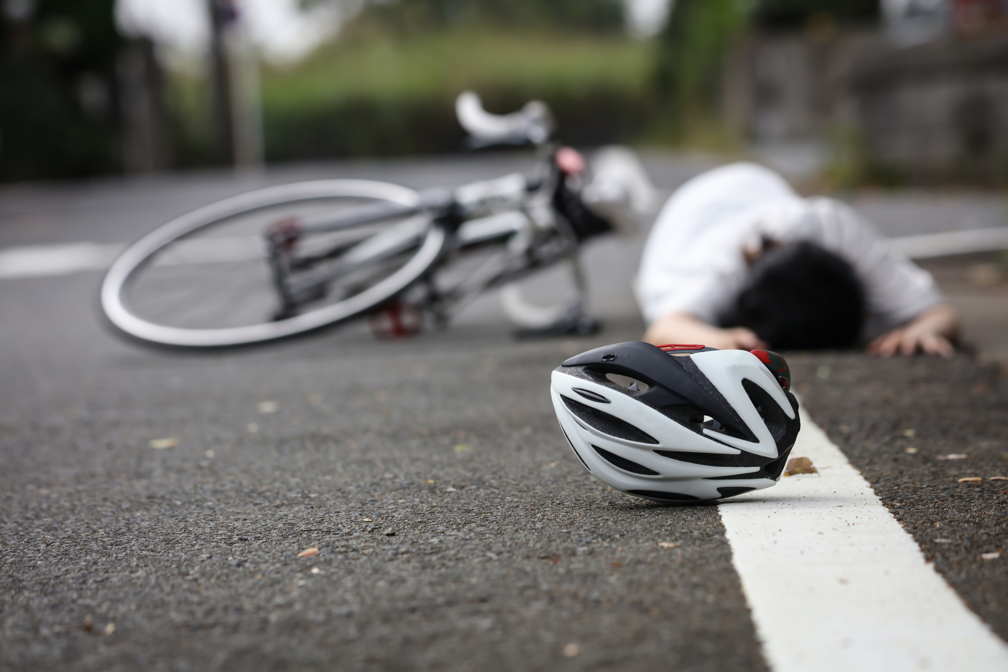 自転車 右手を出してきた