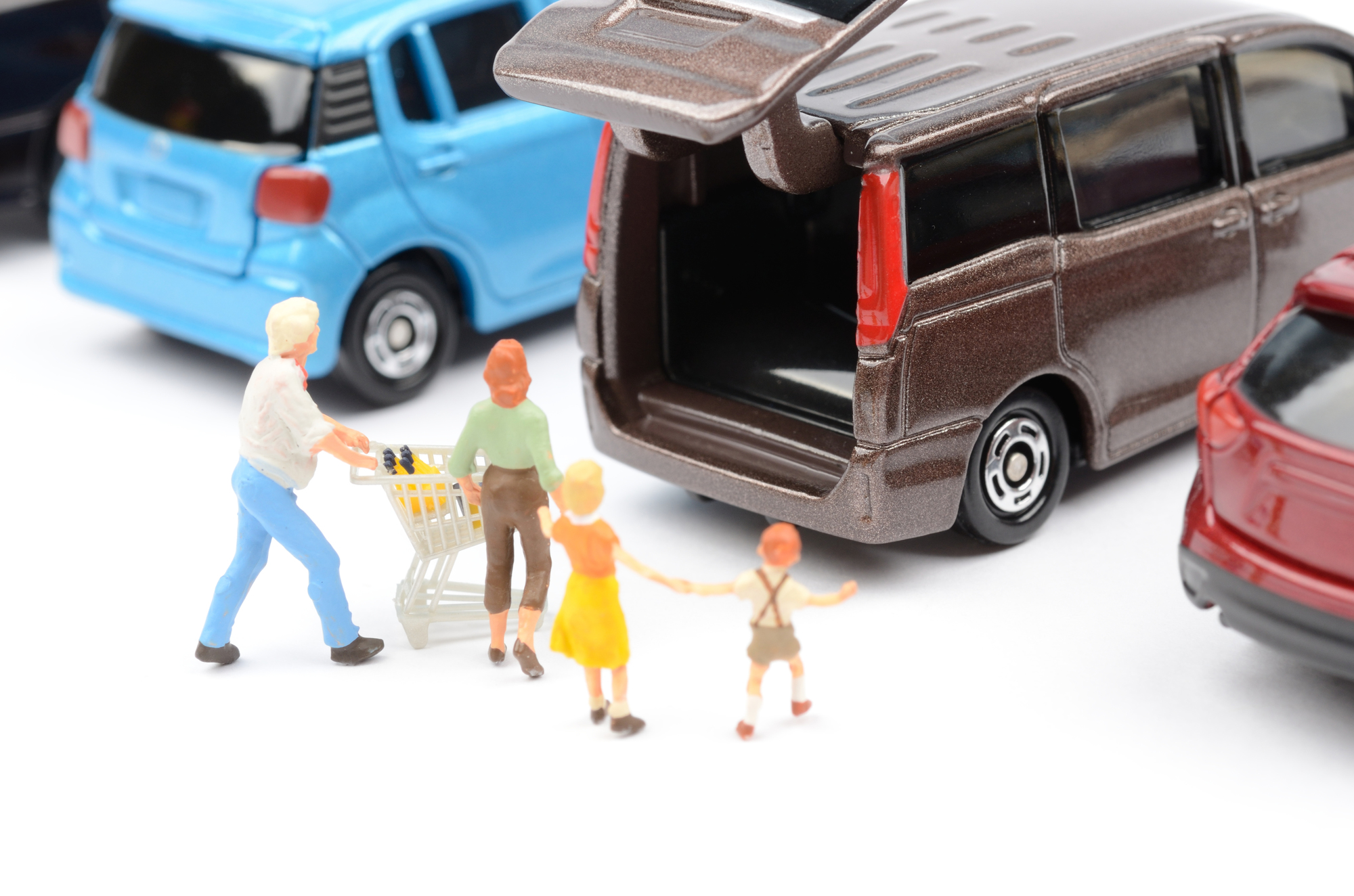 駐車している車と乗り降りする人
