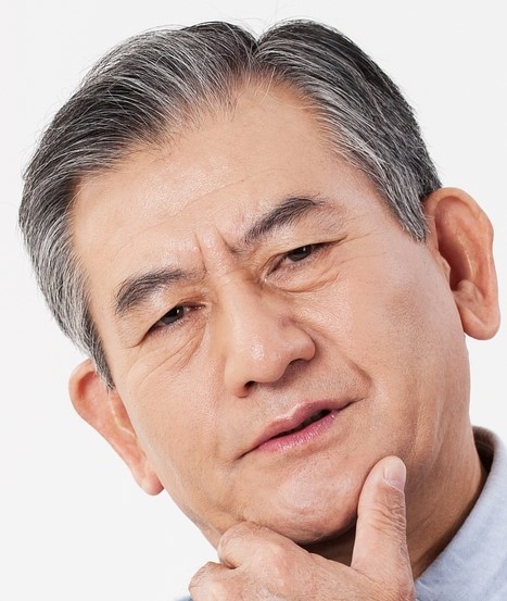 しかめつらの高齢者
