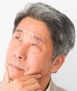 疑問顔の高齢者