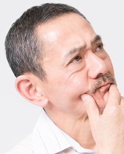 不安げな男性