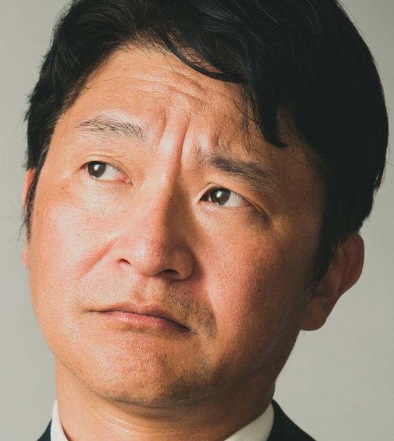 疑う男性