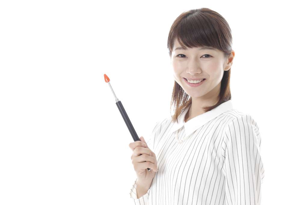 案内する女性