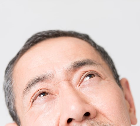 疑問を抱く男性