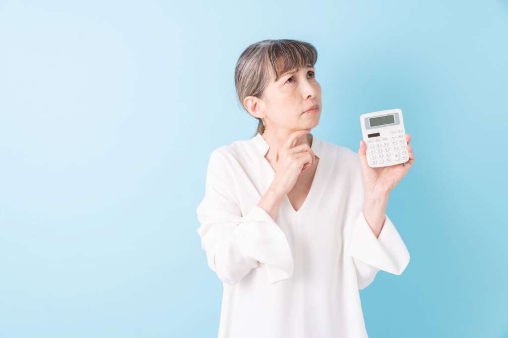 電卓を持つシニア女性