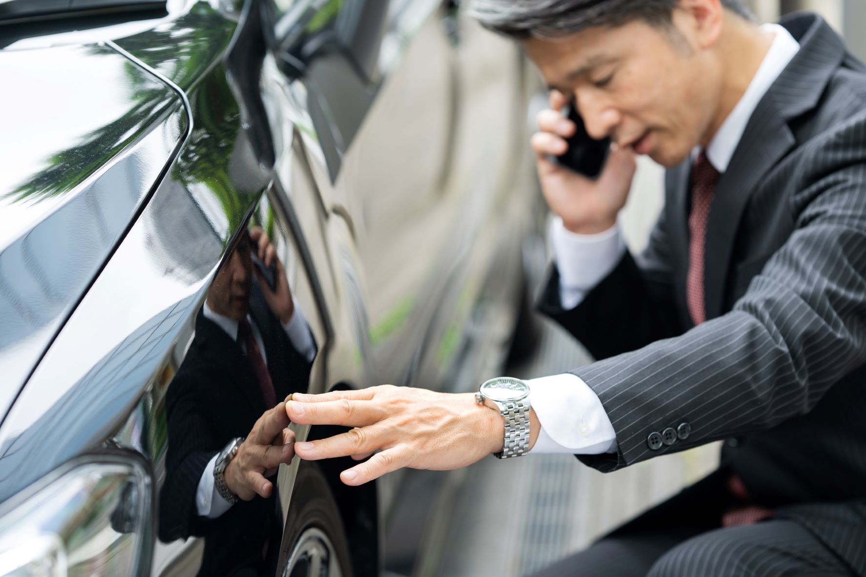 駐車場などで当て逃げされた時の対応 加害者特定や使える保険も解説