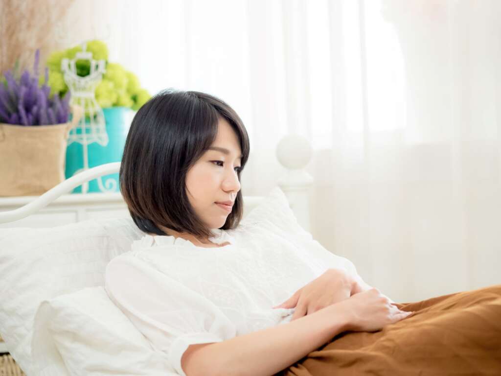 安静にする女性