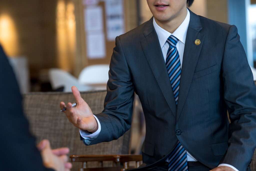 相談を受ける弁護士