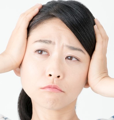頭を抱えている女性